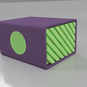 Könnte beinhalten: Ein lila, rechteckiges Objekt mit abgerundeten Ecken. Auf einer Seite befindet sich ein grünes, kreisförmiges Design mit diagonalen Linien. Das Innere weist diagonale grüne Linien auf, die einen gestreiften Effekt erzeugen. Das Objekt steht vor einem hellgrauen Hintergrund.