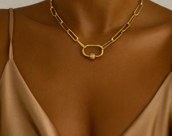 Collar de cadena tipo clip de papel hecho a mano en oro laminado de 14k con cierre de mosquetón.