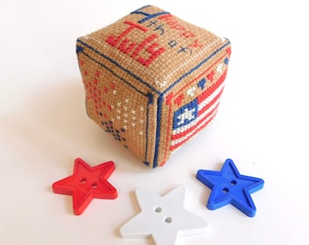 Padrão de ponto cruz em formato de cubo pequeno para o Dia da Independência dos EUA, disponível para download digital instantâneo em PDF.