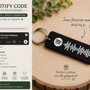 Op de afbeelding: Een zwarte rechthoekige sleutelhanger met een witte Spotify-code en een metalen ring. Het informatiepaneel toont de tekst 'SPOTIFY CODE', 'STL FILE - DIGITAL DOWNLOAD' en technische specificaties, waaronder een lengte van 100 mm.