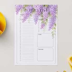 Op de afbeelding: Een rustiek houten bord met de tekst "Welcome to our home" in witte letters. Het bord heeft een verweerde afwerking en een eenvoudig, uitnodigend ontwerp, perfect voor een veranda of entree.