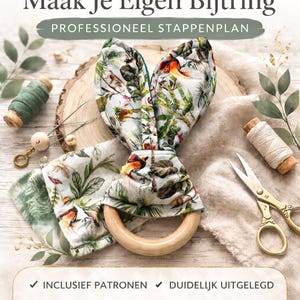 Op de afbeelding: Een witte keramische mok met een zwart handvat en de tekst "But First, Coffee" in een zwarte, vette letter. De mok staat op een wit oppervlak.