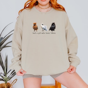 Schattig sweatshirt met zijdehoenderkip, cadeau voor moeder van zijdehoenders, boerderijmoeder cadeau met ronde hals, Just A Girl Who Loves Silkies-trui, trui kipliefhebber