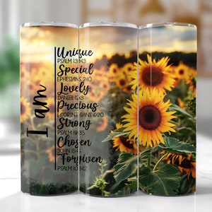 Op de afbeelding: Een tumbler met een achtergrond van een zonnebloemenveld en de tekst "Ik ben Uniek, Speciaal, Lief, Kostbaar, Sterk, Uitverkoren, Vergeven" met bijbehorende bijbelverzen.