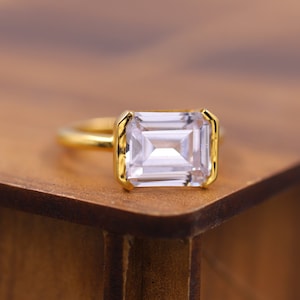Anillo de diamantes East West de 2,0 quilates, anillo de compromiso con engaste de medio bisel, anillo de moissanita de talla esmeralda, regalo de aniversario, anillo de bodas solitario para ella