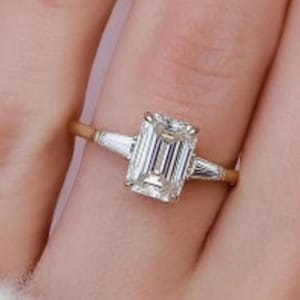 Anillo de compromiso de tres piedras, anillo de diamantes cultivados en laboratorio con corte esmeralda, regalo de aniversario, anillo con piedra lateral cónica en baguette, anillo de promesa para mujer
