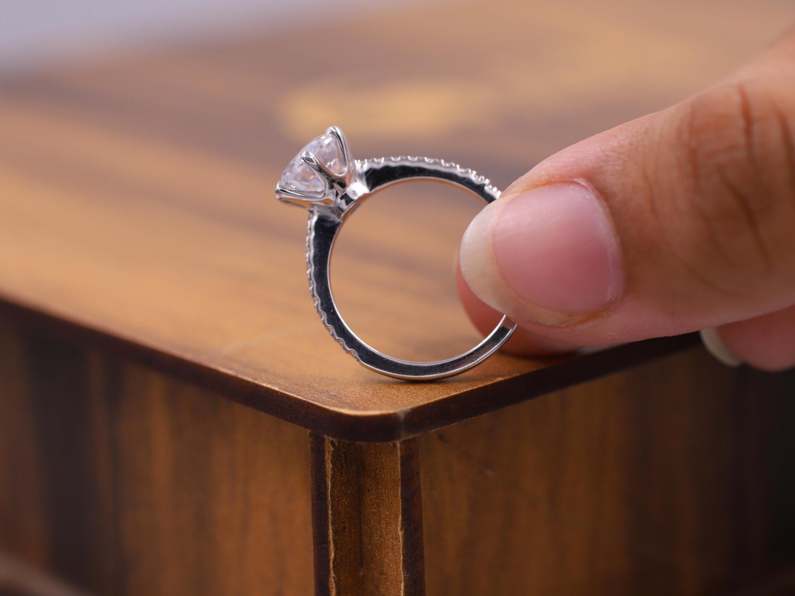 IGI Diamonds Engagement Ring VS1 Oval 3.85 Carat Lab-Created Eye Clean 14k White