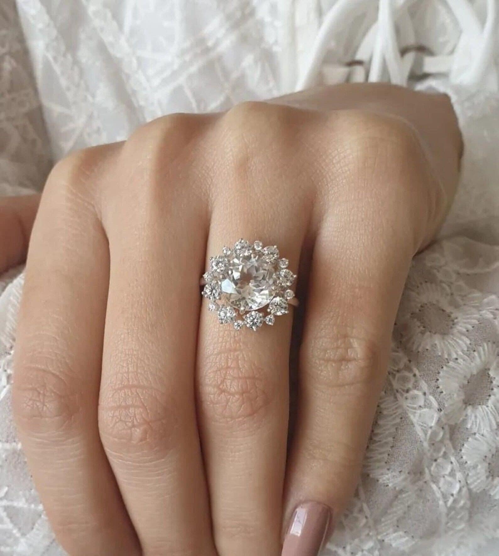 Pierścionek zaręczynowy z aureolą Starburst Cluster w szlifie portugalskim, pierścionek zaręczynowy z okrągłym szlifem Moissanite, pierścionek zaręczynowy z aureolą płatka śniegu, prezent rocznicowy dla kobiet