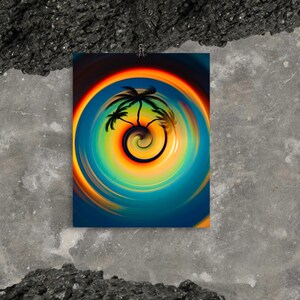 Op de afbeelding: Abstracte digitale kunstprint met een silhouet van palmbomen in een draaiende, kleurrijke patroon van blauw, groen, geel en oranje.