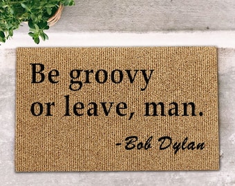 Felpudo con la frase Be Groovy or Leave Man de Bob Dylan, decoración para el hogar que da la bienvenida a la casa, felpudo personalizado, lienzo con la letra de una canción, regalo de cumpleaños divertido, regalo de Bob Dylan