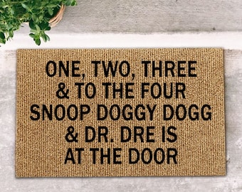 Un dos tres y a las cuatro. Felpudo divertido con el Dr. Dre en la puerta. Regalo para perro Snoop Doggy. Camiseta para perro Snoopp. Felpudo divertido. Música rap.