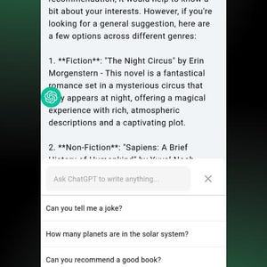 Może przedstawiać: Zrzut ekranu urządzenia mobilnego wyświetlający interfejs czatu z tekstem. Tekst zawiera rekomendacje książek, takie jak "The Night Circus" i "Sapiens". Interfejs zawiera r&oacute;wnież monit o zadanie pytania do ChatGPT.