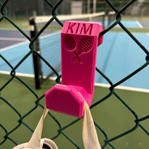 UV- und hitzebeständiger Haken mit einem Tennisschläger-Design Einfache Befestigung am Zaun mit IHREM NAMEN