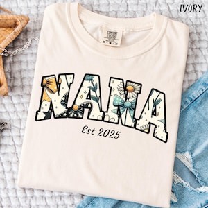 Camiseta personalizada Nana EST 2025, presente personalizado para avó, camiseta floral Nana, camiseta com estampa de rabiscos e laços, camiseta com estampa Boho Daisy