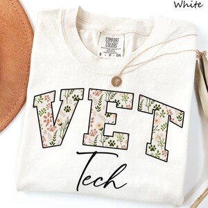 Camiseta floral Comfort Colors® Vet Tech, presente para veterinário, camiseta com estampa de pata botânica, camiseta da semana de agradecimento ao estilo boho, presente de formatura