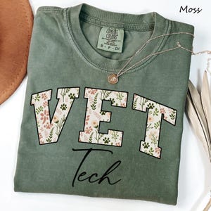 Camiseta floral Comfort Colors® Vet Tech, presente para veterinário, camiseta com estampa de pata botânica, camiseta da semana de agradecimento ao estilo boho, presente de formatura