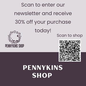 Puede incluir: Gr&aacute;fico promocional para Pennykins Shop, con el texto "&iexcl;Escanea para suscribirte a nuestro bolet&iacute;n y recibe un 30% de descuento en tu compra hoy!" y "Escanea para comprar." Incluye un c&oacute;digo QR y el logotipo de la tienda.
