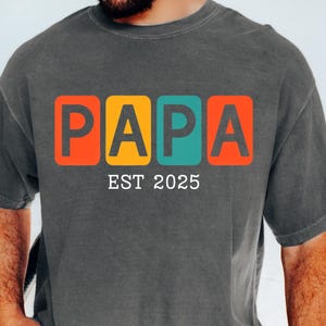 Camiseta de papá Comfort Colors® con año EST personalizado, regalo para abuelos primerizos, camiseta gráfica con letras de molde retro, camiseta personalizada para papá primerizo