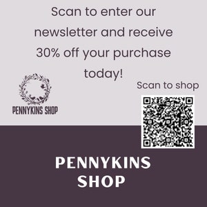 K&ouml;nnte beinhalten: Ein wei&szlig;er und grauer QR-Code mit dem Text "Scan to shop" dar&uuml;ber. Unter dem QR-Code befindet sich der Text "PENNYKINS SHOP" in wei&szlig; auf dunkelgrauem Hintergrund. Oberhalb des QR-Codes befindet sich ein wei&szlig;er Kranz mit zwei V&ouml;geln darin. Der Kranz tr&auml;gt den Text "PENNYKINS SHOP" darunter. Der Text &uuml;ber dem Kranz lautet: "Scan to enter our newsletter and receive 30% off your purchase today!"