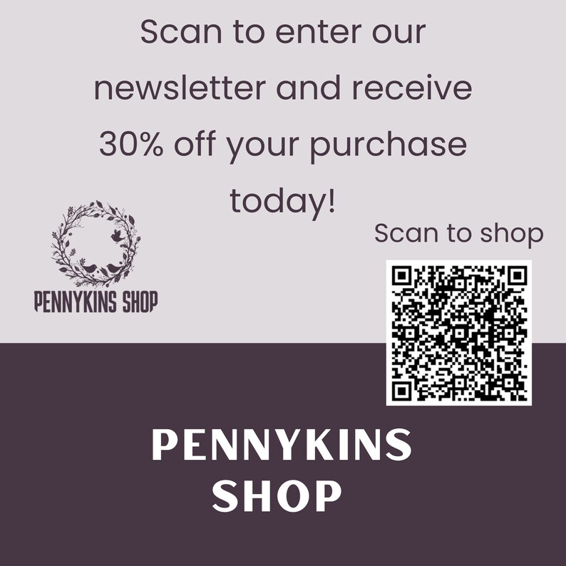 K&ouml;nnte beinhalten: Ein wei&szlig;er und grauer QR-Code mit dem Text "Scan to shop" dar&uuml;ber. Unter dem QR-Code befindet sich der Text "PENNYKINS SHOP" in wei&szlig; auf dunkelgrauem Hintergrund. Oberhalb des QR-Codes befindet sich ein wei&szlig;er Kranz mit zwei V&ouml;geln darin. Der Kranz tr&auml;gt den Text "PENNYKINS SHOP" darunter. Der Text &uuml;ber dem Kranz lautet: "Scan to enter our newsletter and receive 30% off your purchase today!"