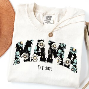 Camiseta personalizada para mamãe Comfort Colors®, camiseta com estampa floral para mamãe, camiseta boho para presente de mãe, anúncio de bebê personalizado com previsão de 2025, estilo doodle