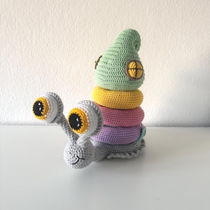 Gehäkelte Schnecke Deko 26cm Stapelturm Optik | Kinderzimmer Babyzimmer Deko Ringe abnehmbar | Geschenk Geburt Babyparty | MyLiliBloom