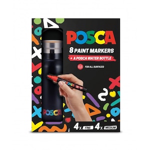 Puede incluir: Un set Posca que contiene ocho marcadores de pintura y una botella de agua negra. El empaque presenta un fondo negro con formas abstractas coloridas y el texto POSCA 8 PAINT MARKERS + A POSCA WATER BOTTLE. Incluye cuatro marcadores finos y cuatro medianos.