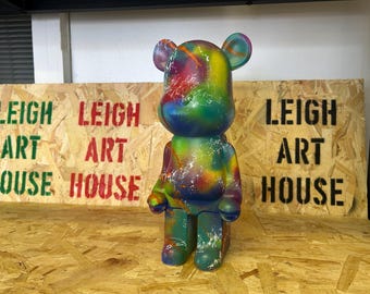 Handgeschilderd graffitibeerkunstspeelgoed, stadsdecor (28 cm)