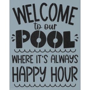 Puede incluir: Un letrero azul claro con texto negro que dice: "WELCOME to our POOL where it's ALWAYS HAPPY HOUR". La palabra "POOL" está en letras grandes y en negrita. El letrero tiene un diseño de línea ondulada en la parte superior e inferior.