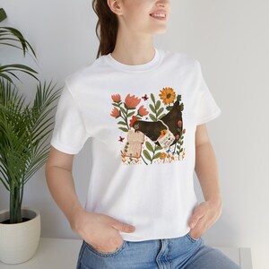 Kip die een boekenshirt leest - Cadeau voor kippenliefhebbers - Kipleesshirt - Kipmoeder - Kippentuinshirt - Grappig kippenshirt