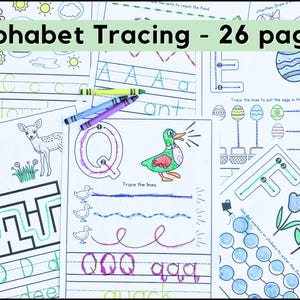 Puede incluir: Cuaderno de trabajo de trazado del alfabeto con 26 p&aacute;ginas. Las p&aacute;ginas presentan ejercicios de trazado para letras, palabras e im&aacute;genes. Incluye ilustraciones de un ciervo, un pato y flores. Los crayones est&aacute;n colocados encima de las p&aacute;ginas.