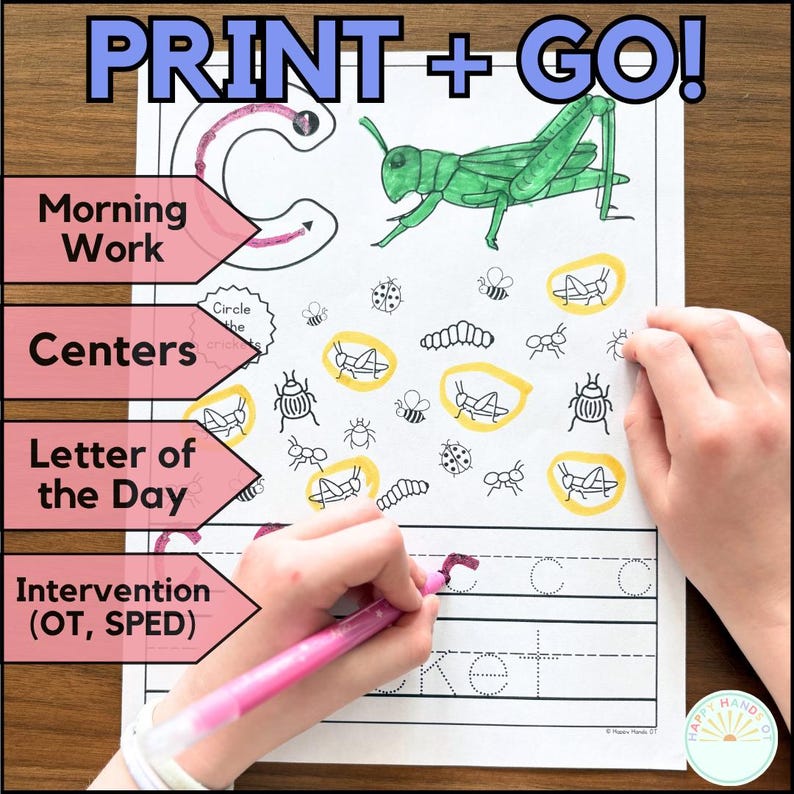 Puede incluir: Una hoja de trabajo con el texto "PRINT + GO!" presenta una ilustraci&oacute;n de saltamontes verde y varios insectos. La hoja de trabajo incluye secciones para "Morning Work", "Centers", "Letter of the Day" e "Intervention". Se muestra una mano usando un marcador rosa.