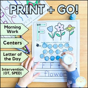 Puede incluir: Una hoja de trabajo con el texto "PRINT + GO!" presenta la letra "F" con ilustraciones de flores. La hoja de trabajo incluye las palabras "Morning Work", "Centers", "Letter of the Day" e "Intervention". Un ni&ntilde;o est&aacute; usando un marcador azul en la hoja de trabajo.