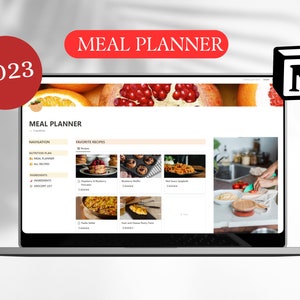 Könnte beinhalten: Ein Laptop-Bildschirm zeigt eine Website für einen Essensplaner mit dem Titel "MEAL PLANNER 2023". Die Website verfügt über ein Navigationsmenü mit Optionen für "Ernährungsplan", "Essensplaner", "Alle Rezepte", "Zutaten" und "Einkaufsliste". Der Hauptinhaltsbereich zeigt einen Abschnitt mit dem Titel "Lieblingsrezepte" mit Bildern verschiedener Gerichte, darunter Pfannkuchen, Muffins, Pasta und eine Bratpfanne mit Essen.