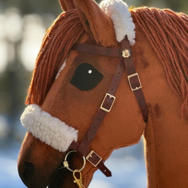 Bonita brida de cuero auténtico color cobre con felpa y 2 diamantes. Las riendas están incluidas, el caballo de batalla NO. Brilla con TopWear