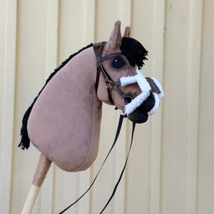 Peut inclure: Un cheval en bois brun et noir avec un nez en polaire blanc et des r&ecirc;nes noires. Le cheval a une crini&egrave;re et une queue noires.