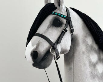 Briglia in vera pelle con 2 pietre e peluche per cavalli da tiro. 100% fatta a mano in Finlandia. Redini incluse. Molte opzioni di colore.