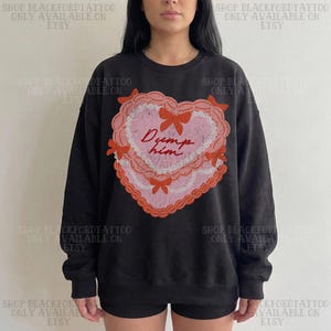 Sudadera "Dump Him Coquette", suéter de pastel de San Valentín, ropa retro para chica del centro, camisetas desquiciadas que van con estilo, top de tendencia, regalo para adolescente.