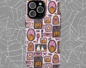 Könnte beinhalten: Eine pinkfarbene Handyhülle mit einem sich wiederholenden Halloween-Muster. Das Design umfasst Kürbisse, Geister, Schleifen und das Wort "BOO". Die Hülle hat eine glänzende Oberfläche und einen Kameraausschnitt.