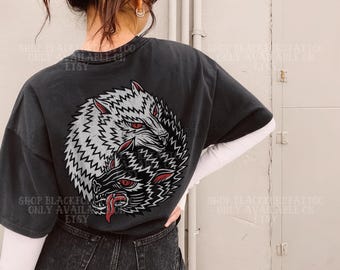Camiseta tradicional de tatuaje de lobo, dos lobos, estética grunge, ropa urbana, camiseta gráfica occidental, ropa alternativa, camiseta de artista del tatuaje
