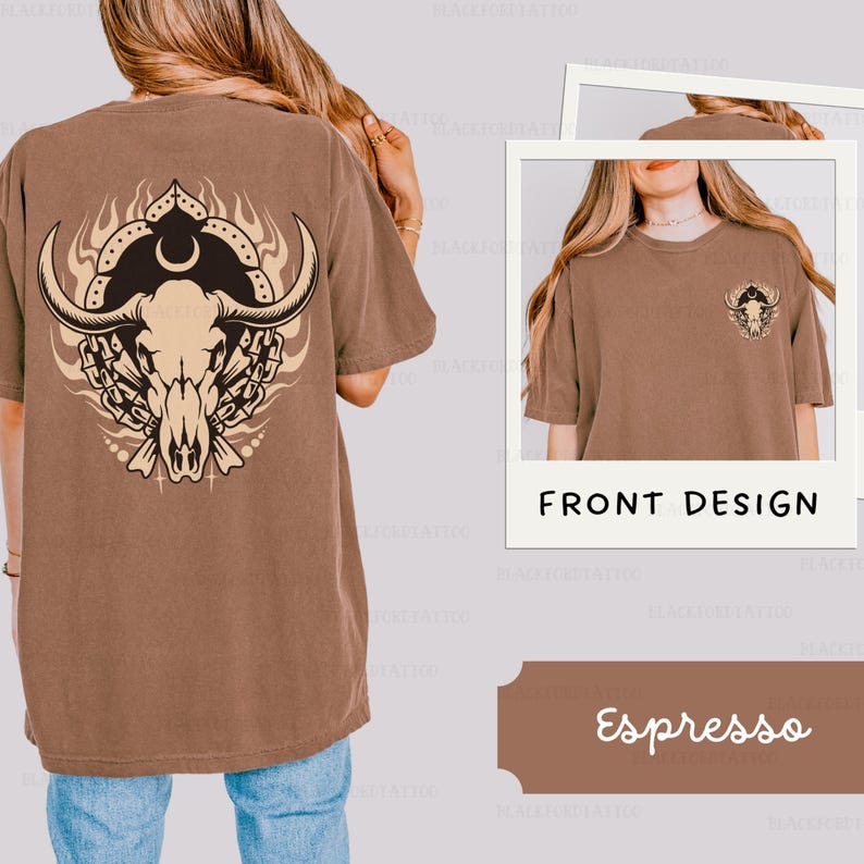 Puede incluir: Una camiseta marr&oacute;n con un dise&ntilde;o de calavera en la espalda y un dise&ntilde;o de calavera m&aacute;s peque&ntilde;o en la parte delantera. El texto "Front Design" est&aacute; impreso en la parte delantera de la camiseta. El color de la camiseta est&aacute; etiquetado como "Espresso".