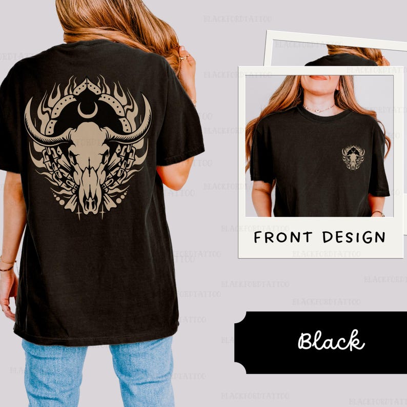 Puede incluir: Camiseta negra con un dise&ntilde;o de calavera y huesos cruzados en la espalda y una versi&oacute;n m&aacute;s peque&ntilde;a del dise&ntilde;o en la parte delantera. El texto "FRONT DESIGN" est&aacute; impreso en la parte delantera de la camiseta.