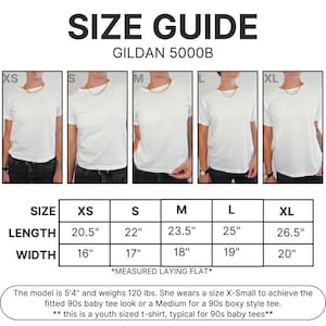 Puede incluir: Gu&iacute;a de tallas para camisetas Gildan 5000B, con medidas para tallas XS a XL. Largos de 52.07 cm a 67.31 cm, anchos de 40.64 cm a 50.8 cm. El texto indica que es una camiseta para j&oacute;venes.