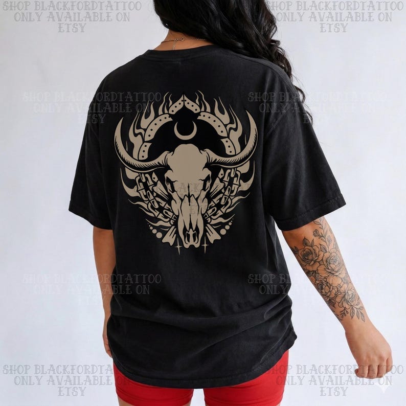 Camiseta con gráfico occidental, camiseta con calavera de toro, arte flash de tatuaje alternativo, camiseta del Medio Oeste, camisetas de vaquera americanas que son duras, refranes de rodeo de vaqueros imagen 1