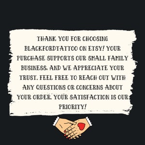 Op de afbeelding: Een wit rechthoek met afgeronde hoeken en een zwarte omtrek bevat een bericht dat klanten bedankt voor het kiezen van Blackfordtattoo op Etsy. Het bericht stelt dat aankopen een klein familiebedrijf ondersteunen en dat de verkoper de klantentrouw waardeert. Het bericht moedigt klanten aan om contact op te nemen met eventuele vragen of zorgen over hun bestelling. Het bericht eindigt met de verklaring dat klanttevredenheid de prioriteit van de verkoper is. Onder het bericht bevindt zich een afbeelding van twee handen die elkaar vasthouden met een rood hart in het midden.