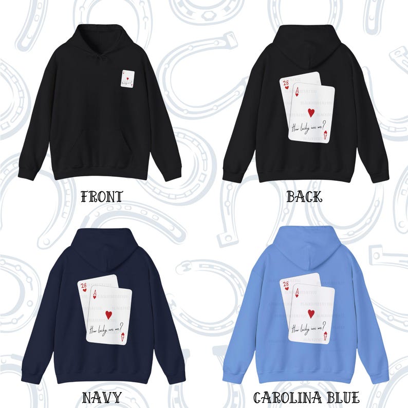 Puede incluir: Cuatro sudaderas con capucha en diferentes colores: negro, azul marino y azul claro. Cada sudadera presenta un gr&aacute;fico de dos cartas de juego con el texto "How lucky are we?" en la parte posterior.