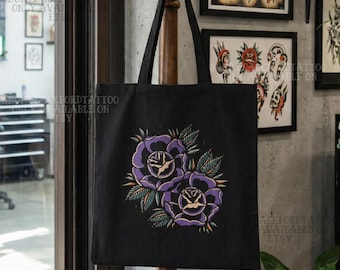 Bolsa de mano con estampado de tatuajes tradicionales, estilo grunge, alternativa floral, reutilizable, color morado y rosa, ideal como regalo para artistas del tatuaje.