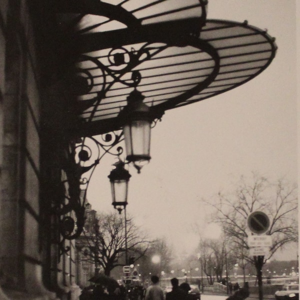 Vintage-Silbergelatinedruck, Straße in Paris in der Nähe der U-Bahn-Station, von Connie Begg, Jugendstil-Architektur, mattiert, ca. Mitte bis Ende des 20. Jahrhunderts.