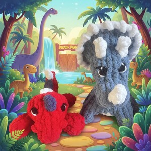 K&ouml;nnte beinhalten: Zwei geh&auml;kelte Dinosaurier-Spielzeuge, ein rotes und ein blaues Triceratops, liegen auf einem bunten Weg. Der Hintergrund zeigt eine Cartoon-Illustration eines Wasserfalls, Palmen und ein Schild mit der Aufschrift "Jurassic Park".