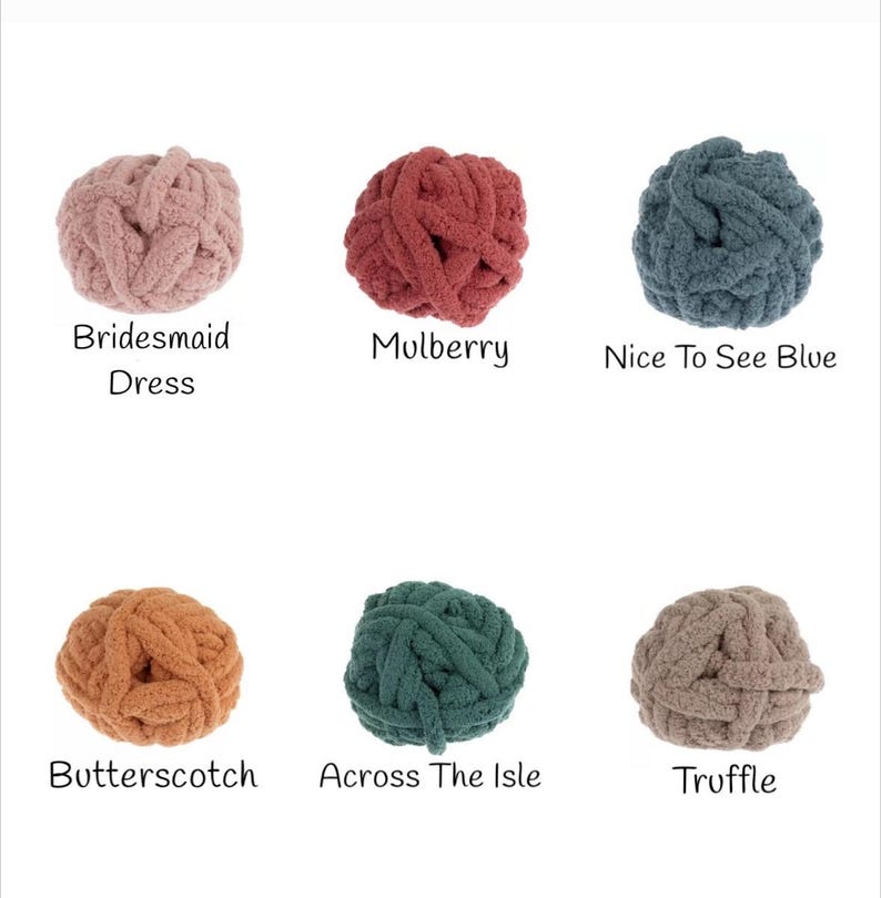 K&ouml;nnte beinhalten: Sechs Kn&auml;uel aus dickem Strickgarn in verschiedenen Farben: Bridesmaid Dress, Mulberry, Nice To See Blue, Butterscotch, Across The Isle und Truffle. Jedes Kn&auml;uel hat eine andere Farbe, mit den Namen der Farben unter jedem Kn&auml;uel.
